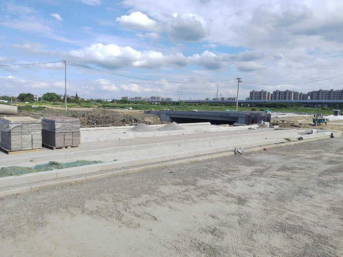 宝渠路道路工程：水泥稳定碎石基层.jpg