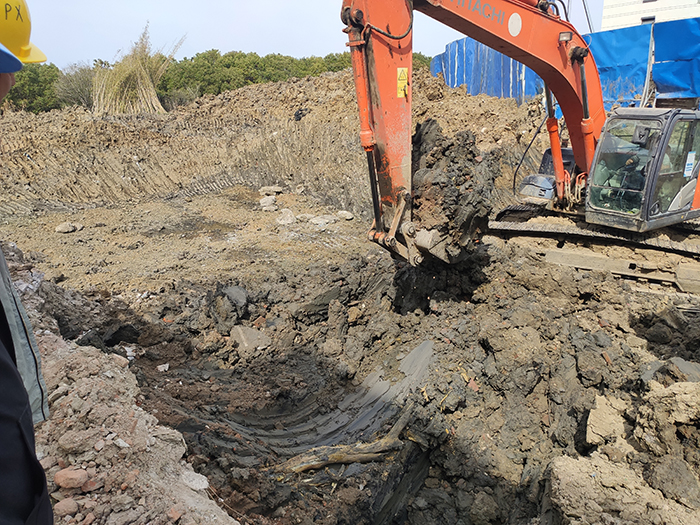 建华路道路工程:河塘清理.jpg 建华路道路工程:河塘清理.jpg