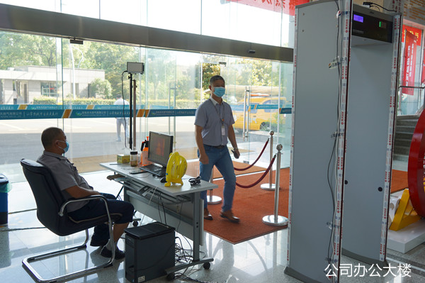 測(cè)量體溫_副本.jpg 測(cè)量體溫_副本.jpg