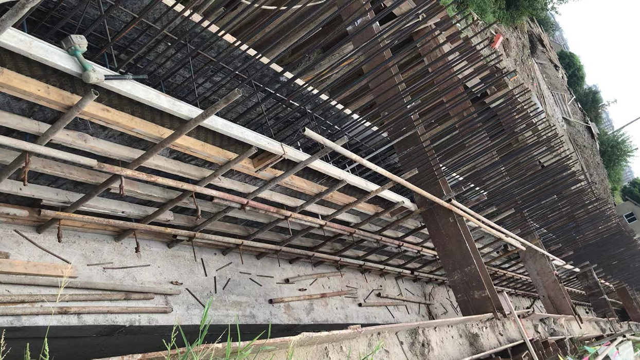 隆庆路（南沿江铁路下穿段）工程：桥台施工.png