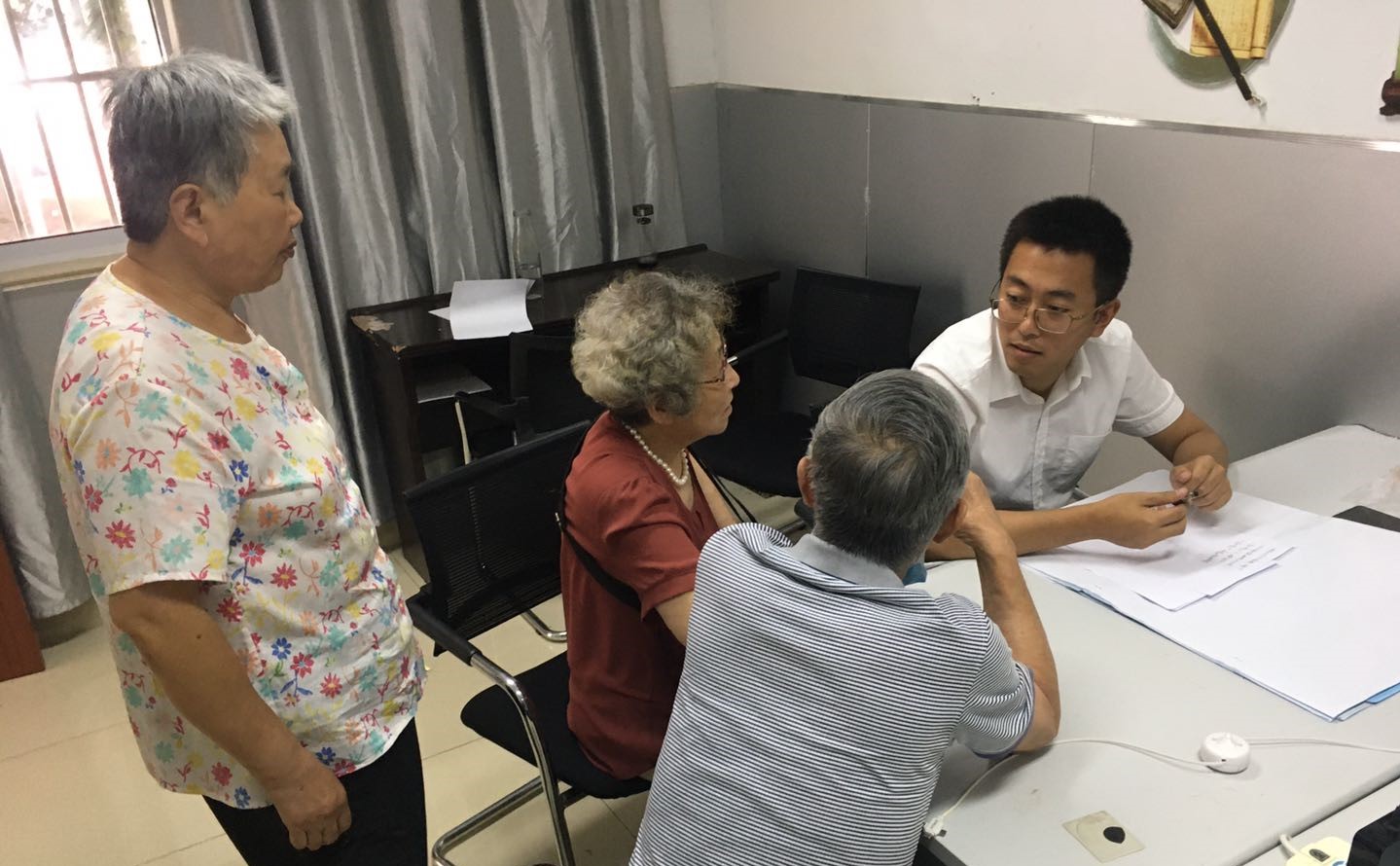 現(xiàn)場解釋居民疑問2.jpg 現(xiàn)場解釋居民疑問2.jpg