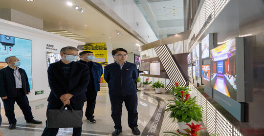 参观安全园地(城投官网照).jpg 参观安全园地(城投官网照).jpg