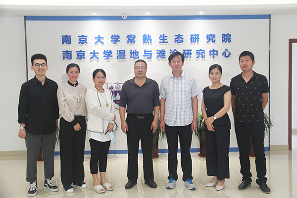 大莲湖一行抵达南大研究院办公楼gai.jpg