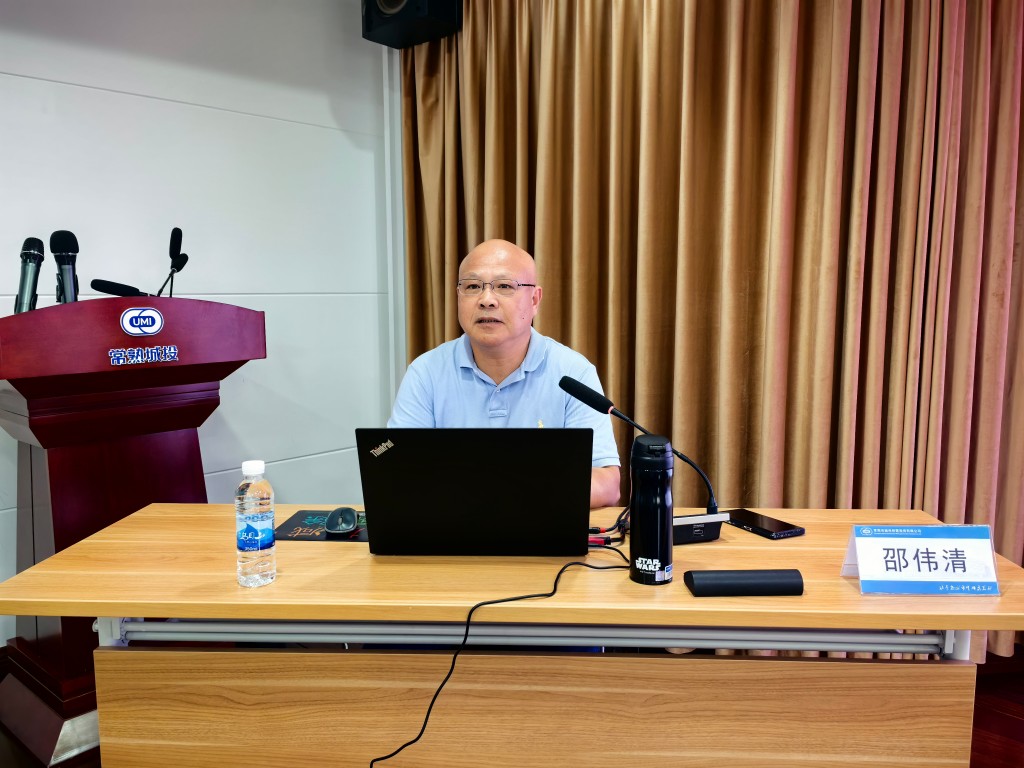 2、常熟市安全生產服務行業協會秘書長、蘇州凱賽安全環境技術有限公司總經理邵偉清進行授課.jpg