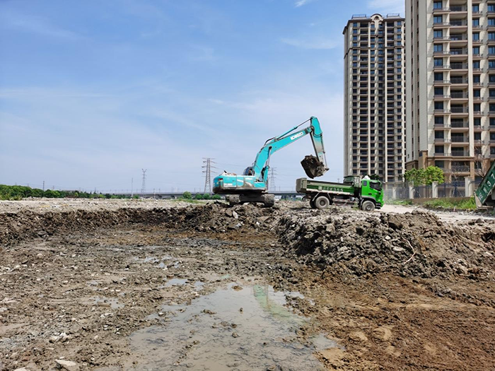 江河天绒安置小区西侧道路工程路槽开挖.png