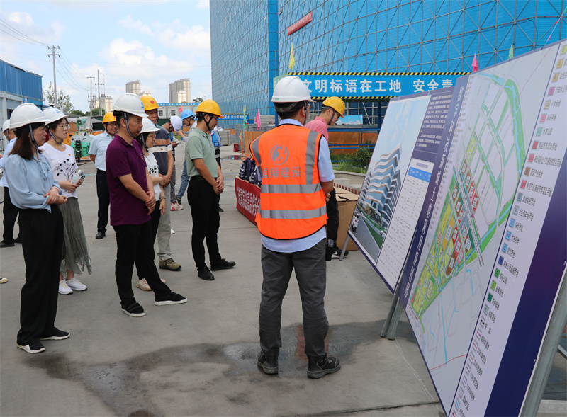 慰问组详细了解项目建设进展、防暑降温措施落实等情况.jpg